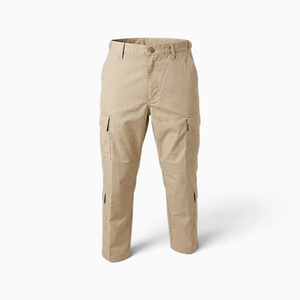Pantalón táctico militar arena claro antirasgo ripstop para escoltas de la UNP y fuerzas especiales en Colombia.