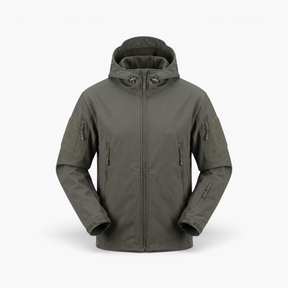 Chaqueta táctica militar impermeable gris lobo de alta resistencia y perfil ergonómico para uso urbano en Colombia.