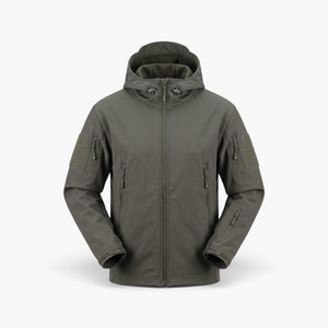 Chaqueta táctica militar impermeable gris lobo de alta resistencia y perfil ergonómico para uso urbano en Colombia.